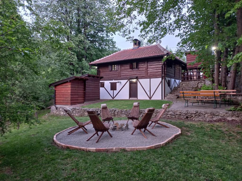 - un groupe de chaises et une table devant une cabine dans l'établissement Vikendica Bajka, à Despotovac