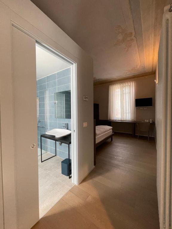 Habitación con dormitorio con cama y ventana en CorteCairoli, en Gropello Cairoli