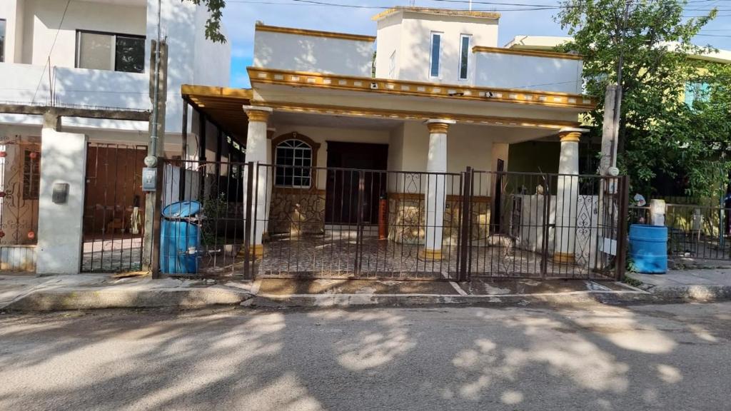 una casa blanca con una puerta delante de ella en CASA CHAMPAYAN, en Tampico