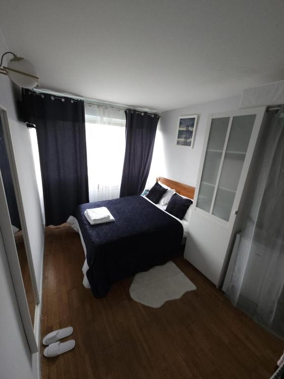 une petite chambre avec un lit et une fenêtre dans l'établissement 4 Chambres television -Jean Macé, à Fontenay-sous-Bois