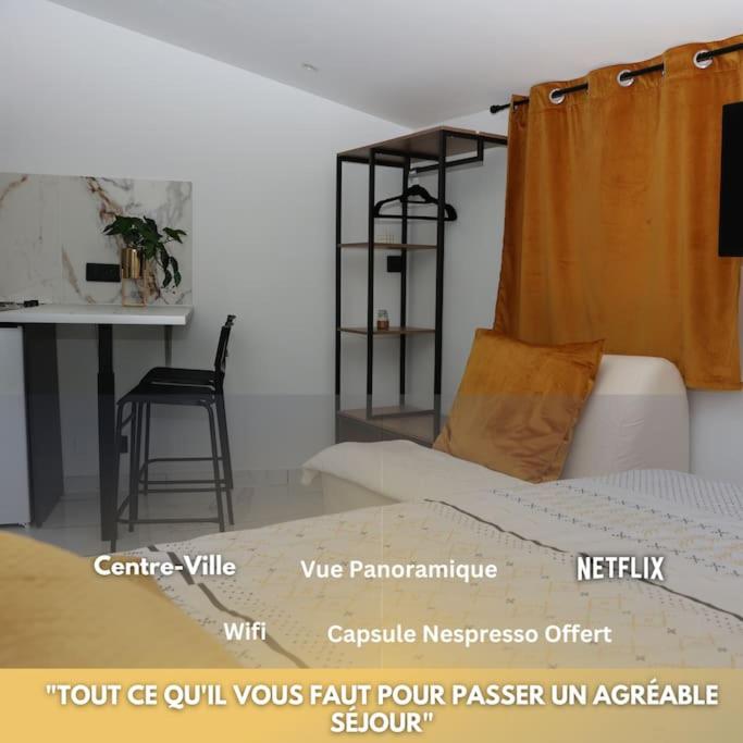 une chambre avec un lit, un bureau et une chaise dans l'établissement Soleil du Sud Marseille StCharles Reformes Vieux Port, à Marseille