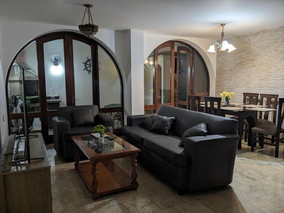 sala de estar con sofá y mesa en Hermoso Departamento De Lujo, en Lima