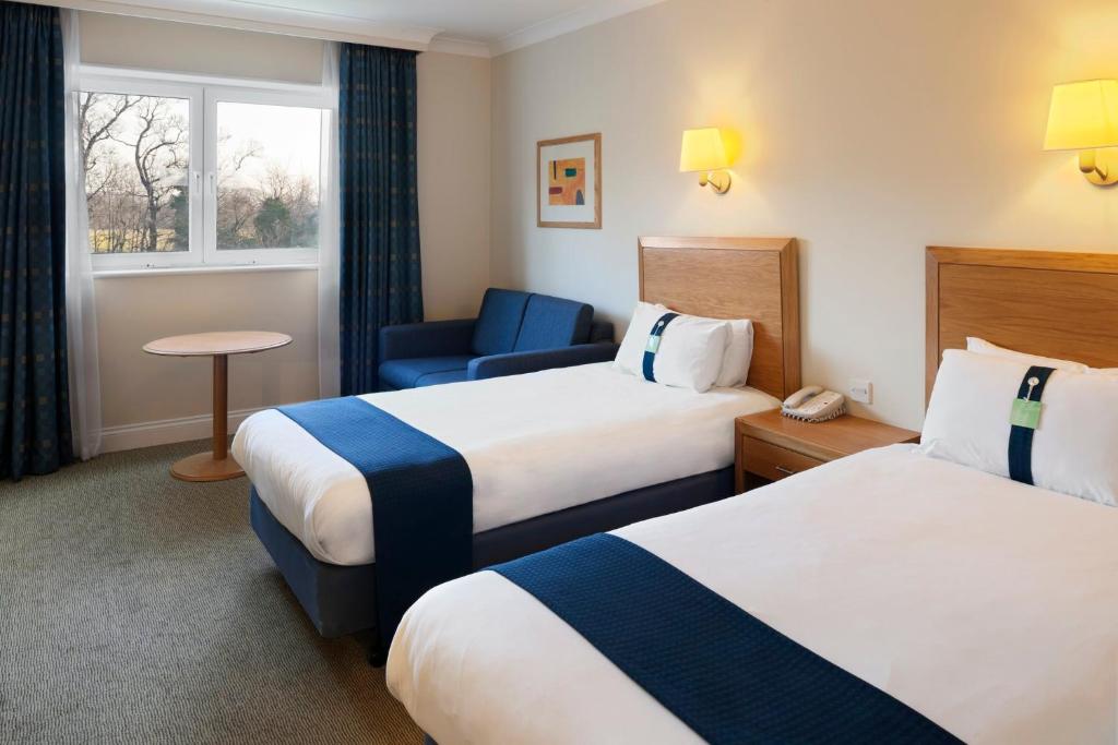Postel nebo postele na pokoji v ubytování Holiday Inn Edinburgh Zoo by IHG
