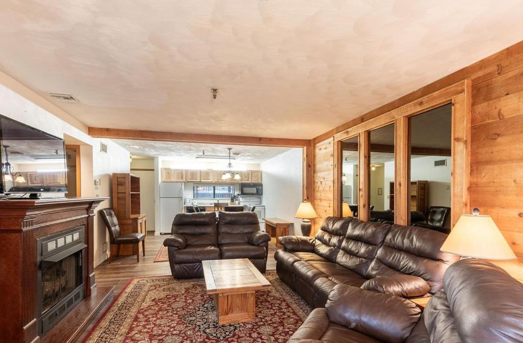 ein Wohnzimmer mit Ledermöbeln und Kamin in der Unterkunft Seven Springs Stoneridge 3 Bedroom Standard Condo - Ski-In Out, Pet Friendly! condo in Champion