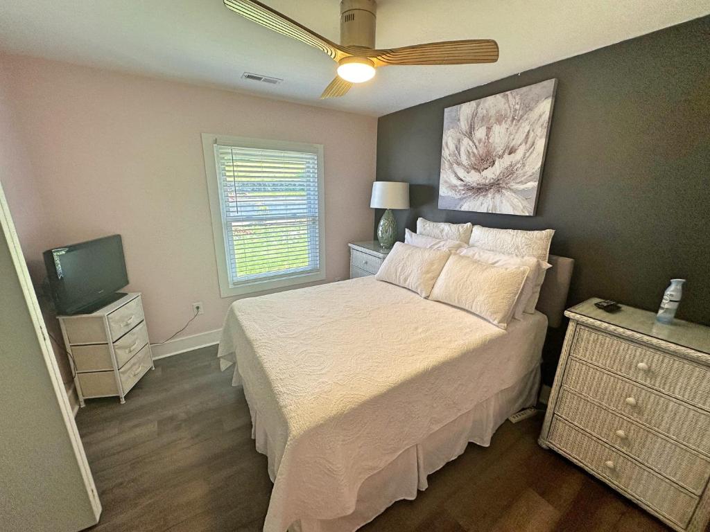 a bedroom with a bed and a ceiling fan at 2-Bedroom 2-Bath Cozy Home in Nashville's Vibrant in Nashville