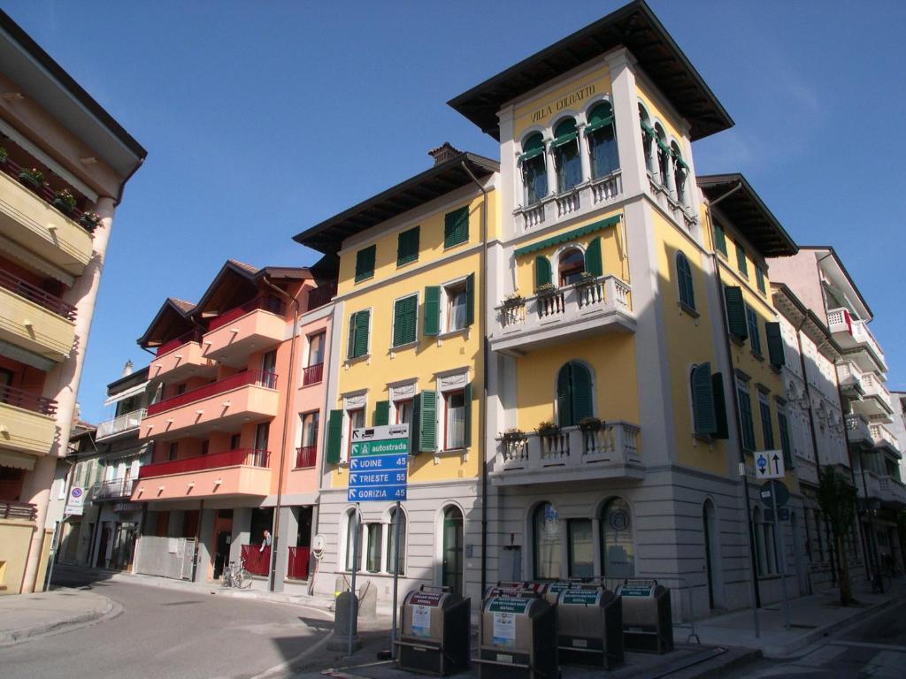 een geel en wit gebouw op de hoek van een straat bij Casa Tomani in Grado