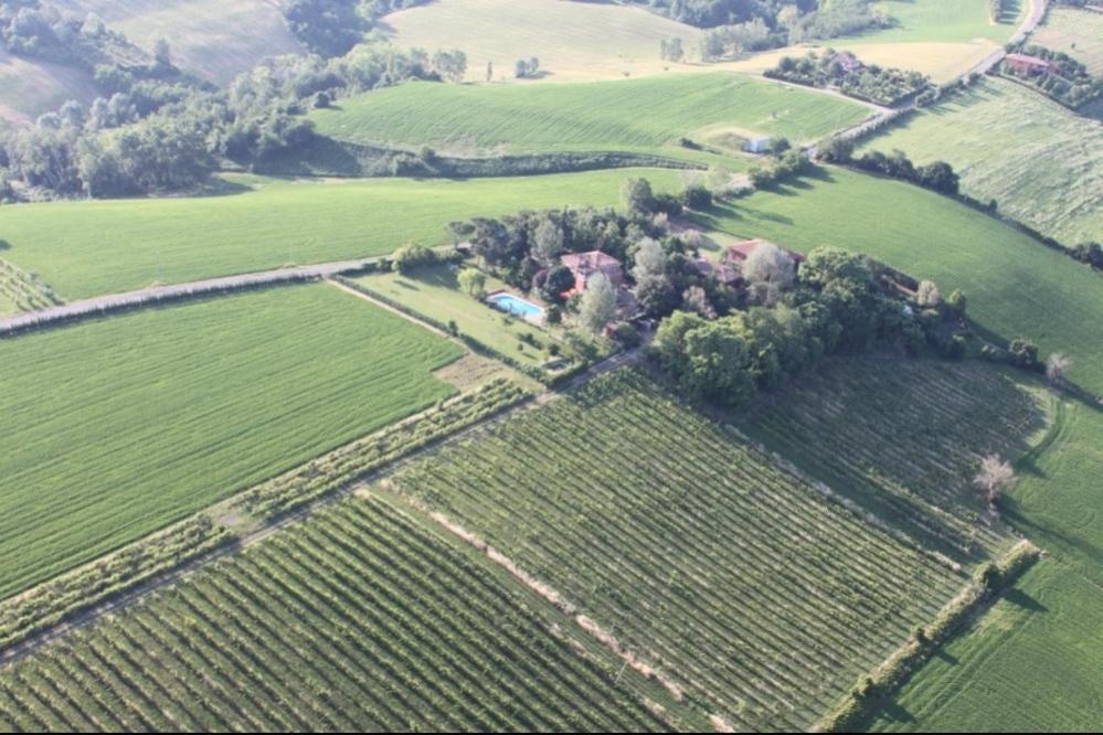 una vista aerea di un’azienda agricola in un campo di Villa degli Olmi a Castel San Pietro Terme