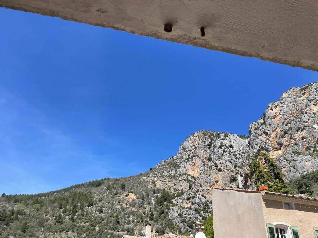 une vue d'une montagne depuis un bâtiment dans l'établissement Jad, à Moustiers-Sainte-Marie