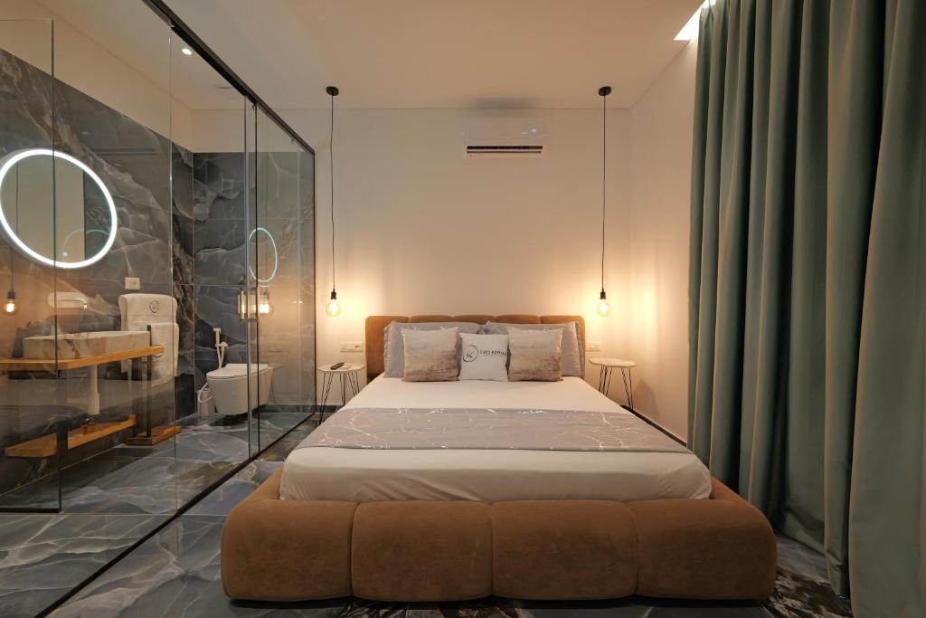 Uma cama ou camas num quarto em Siro Kerma Private Beach Villa