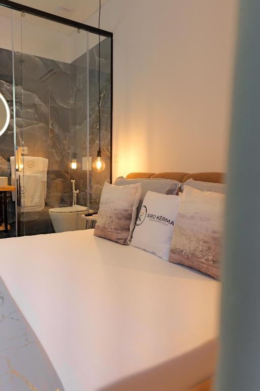 Uma cama ou camas num quarto em Siro Kerma Private Beach Villa