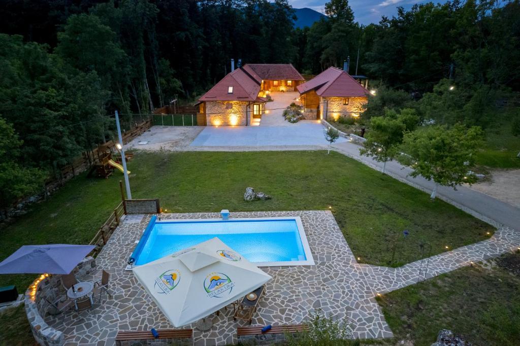 een luchtzicht op een huis met een zwembad bij Relax Lika 