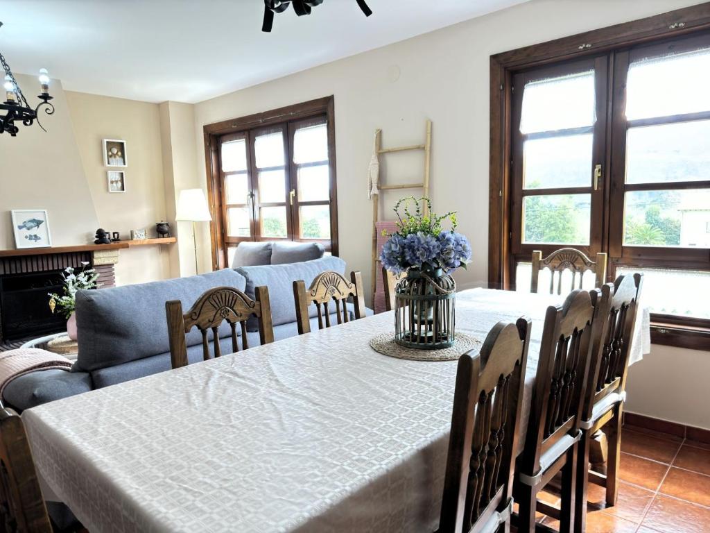 A seating area at Los Robles Andrin
