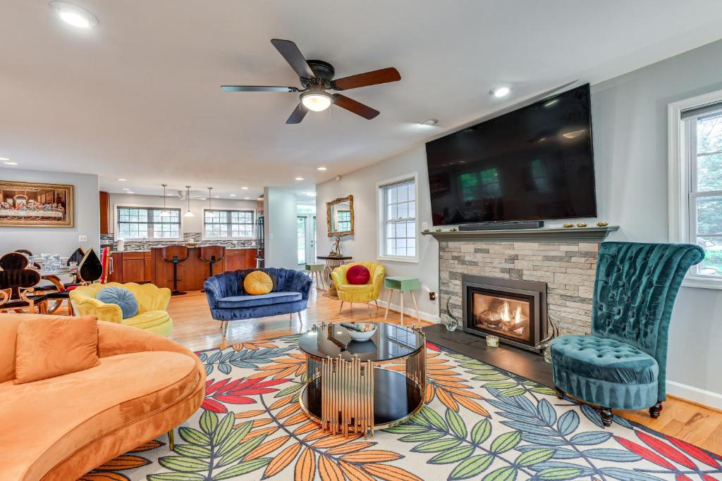 Eclectic Home with Private Hot Tub 14 Mi to DC!, Beltsville Updated
