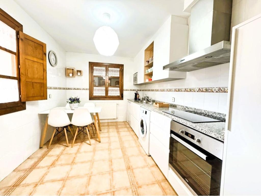 A kitchen or kitchenette at Los Robles Andrin