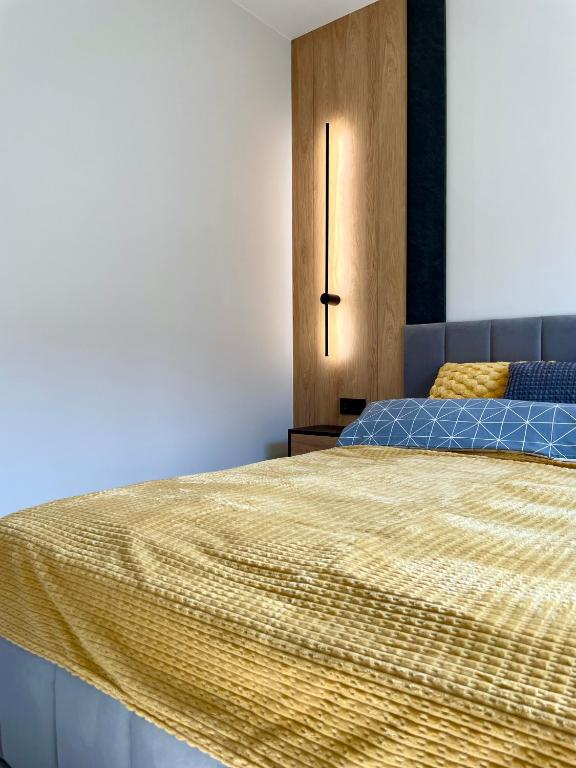 Letto o letti in una camera di Apartament HORYZONT z widokiem na Jezioro Drwęckie