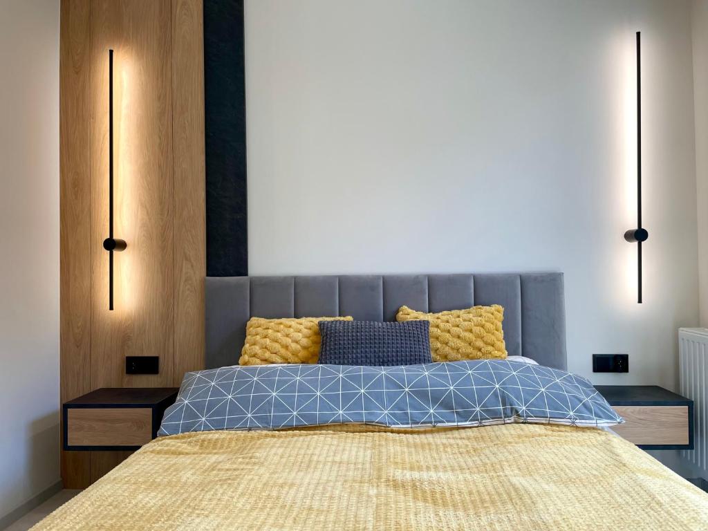 Letto o letti in una camera di Apartament HORYZONT z widokiem na Jezioro Drwęckie