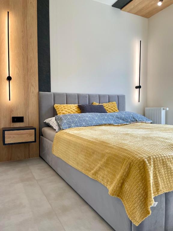 Letto o letti in una camera di Apartament HORYZONT z widokiem na Jezioro Drwęckie