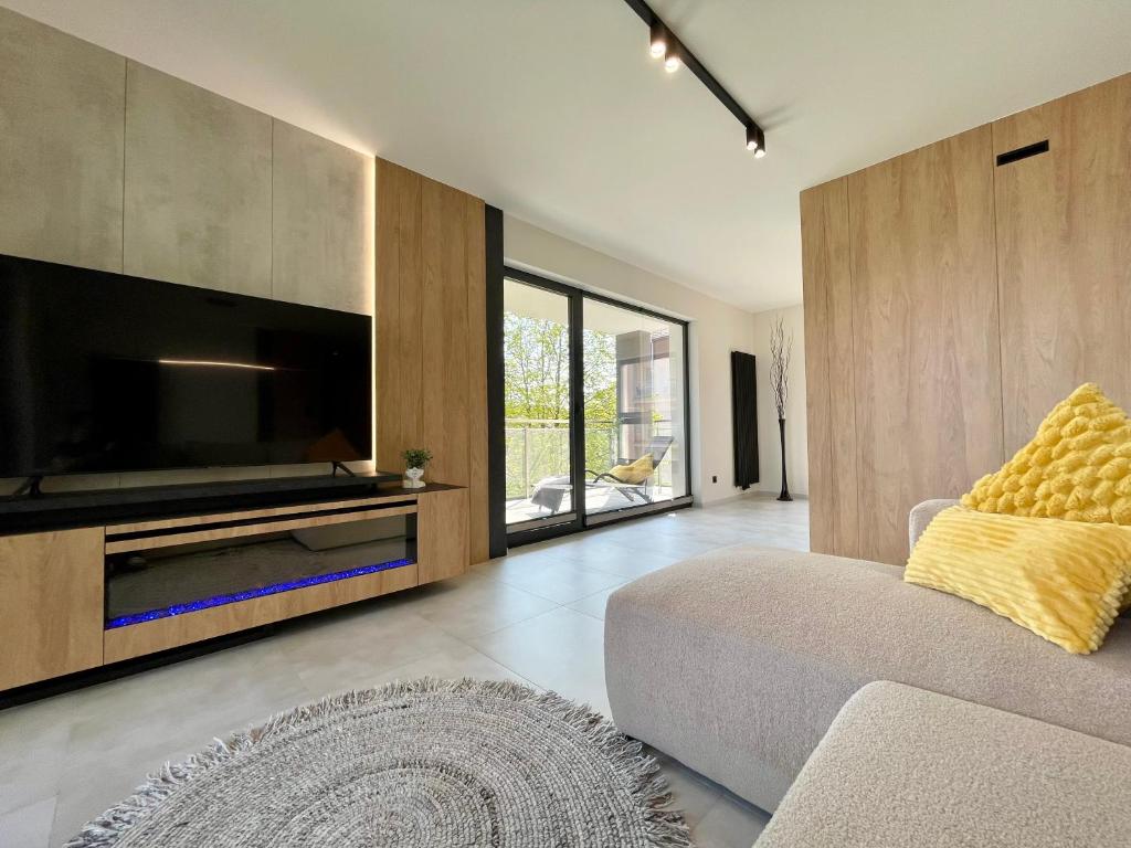 TV o dispositivi per l'intrattenimento presso Apartament HORYZONT z widokiem na Jezioro Drwęckie