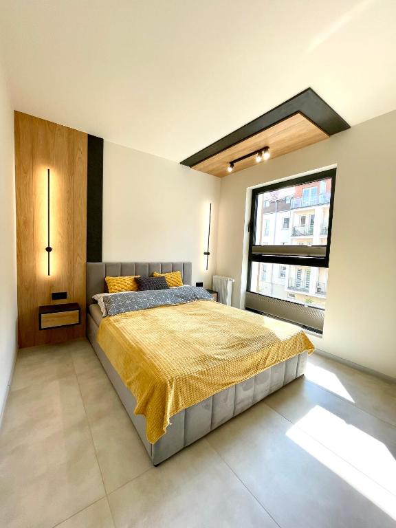 Letto o letti in una camera di Apartament HORYZONT z widokiem na Jezioro Drwęckie