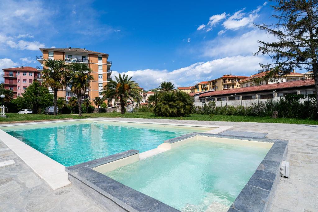 a swimming pool in the middle of a building at Il Gattino di Porto - apt 5 - Bilocale terrazzo piscina in Imperia