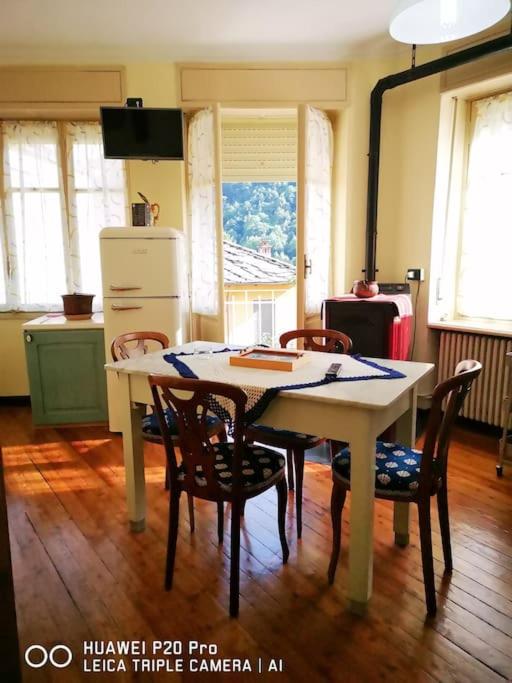 een keuken met een tafel en stoelen bij Casa Ethan intero alloggio in Ceres