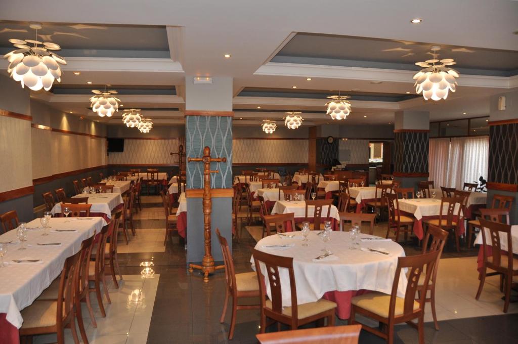 Reštaurácia alebo iné gastronomické zariadenie v ubytovaní Hostal Restaurant Jose Luis