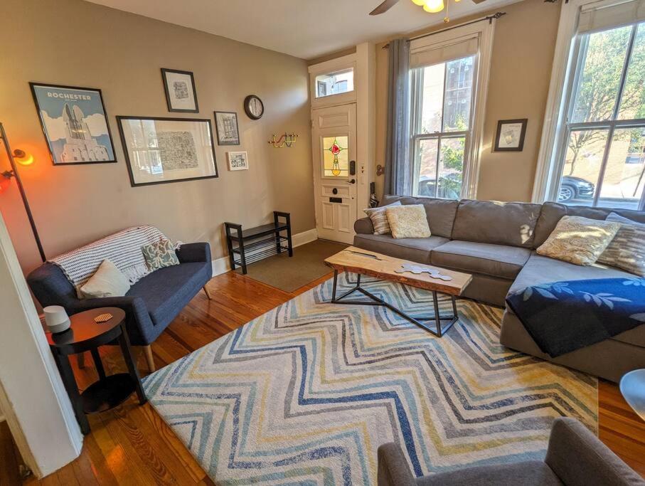 een woonkamer met een bank en een tapijt bij Bright Charming Smart Home with Relaxing Vibe in Harrisburg