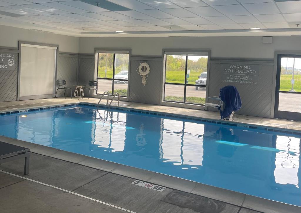 una piscina en un gimnasio con agua azul en Spark By Hilton Newcomerstown, en Newcomerstown