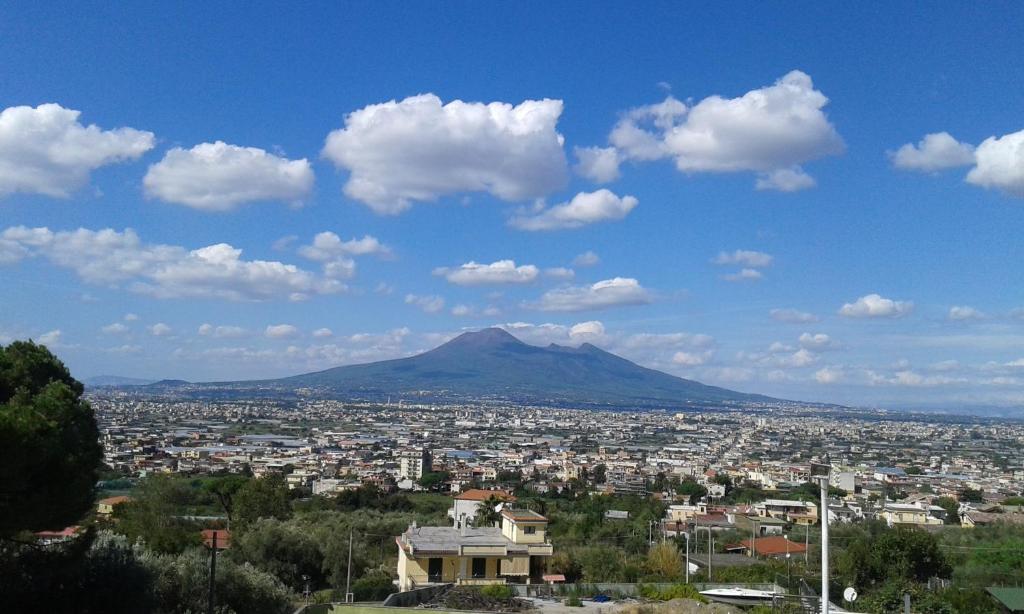 uitzicht op een stad met een berg op de achtergrond bij B&B Villa Rosa in SantʼAntonio Abate