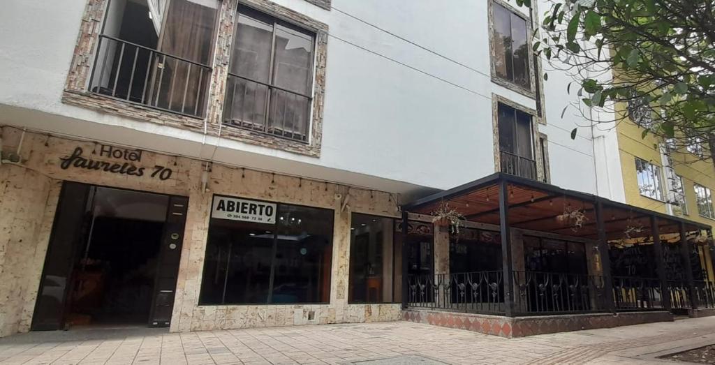 Budova, kde se hotel nachází