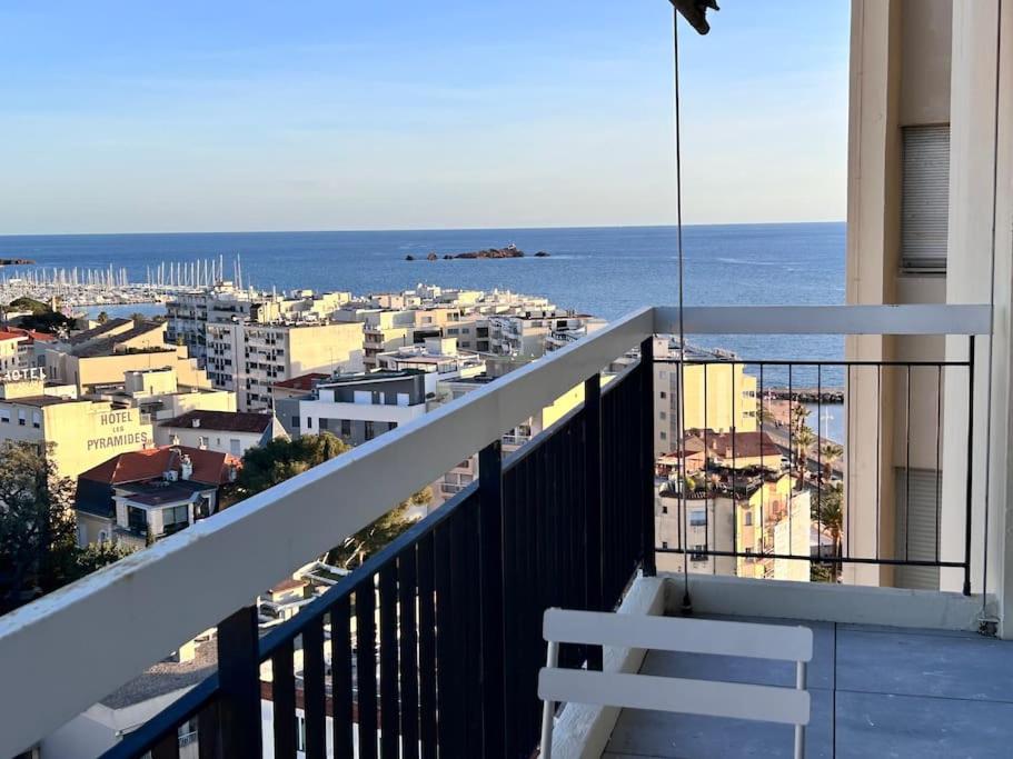 d'un balcon offrant une vue sur l'océan. dans l'établissement Prestige - 4 pers Neuf Vue Mer - Hyper centre, à Saint-Raphaël