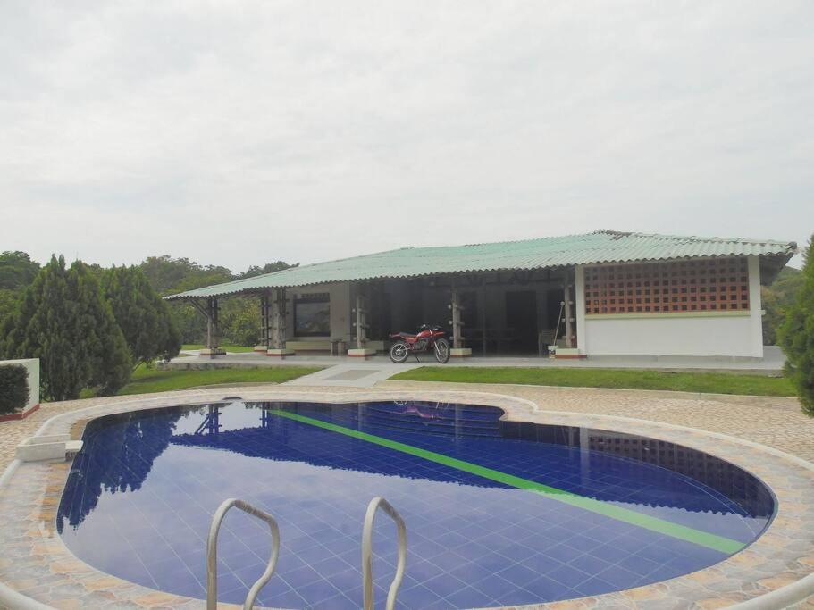 einem großen Pool vor einem Gebäude in der Unterkunft Finca familiar privada para el descanso in Puerto Triunfo