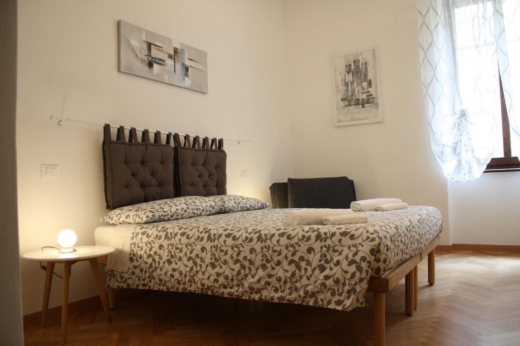 ein Schlafzimmer mit einem großen Bett und einem Tisch in der Unterkunft B&B Mia - Only self check-in in Trient