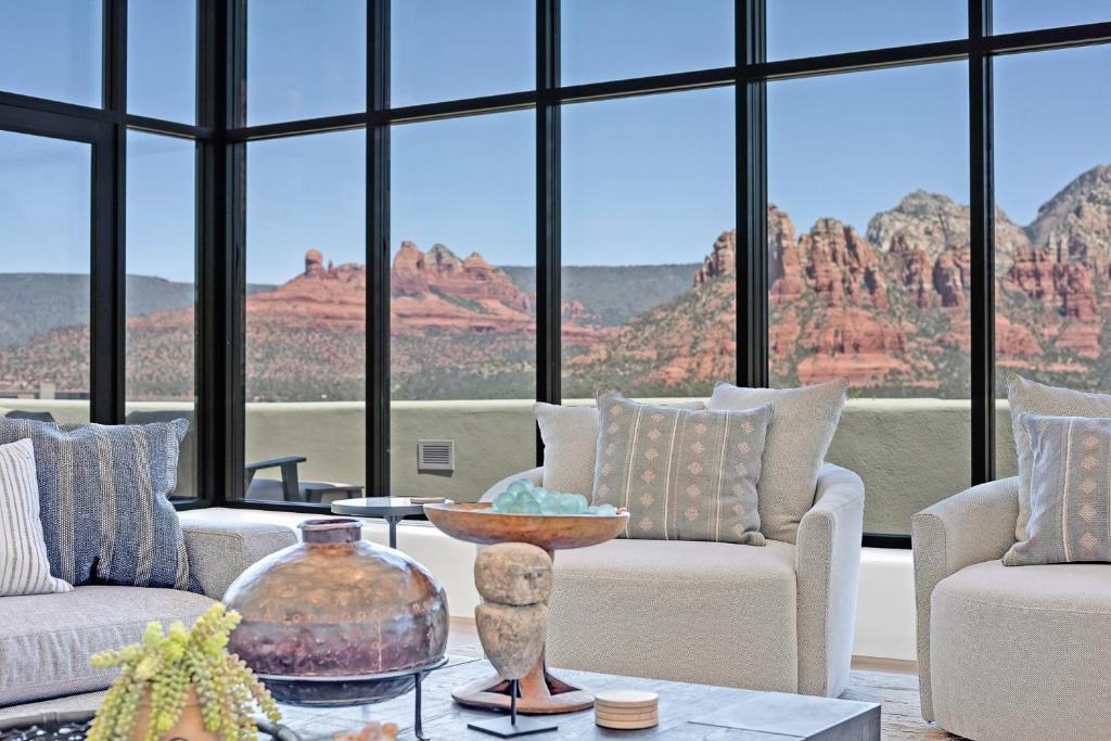 - un salon avec vue sur les montagnes dans l'établissement Painted Red Rock Skies with 180 degree Panoramic Views, Private Pool & Hot Tub!, à Sedona