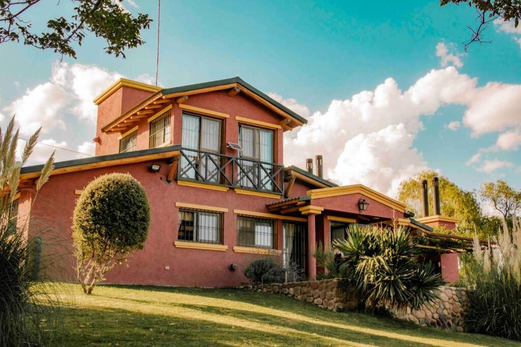 een groot rood huis op een groen gazon bij Casa de Campo Kagua Kolke 8Pax By Inside in Tupungato