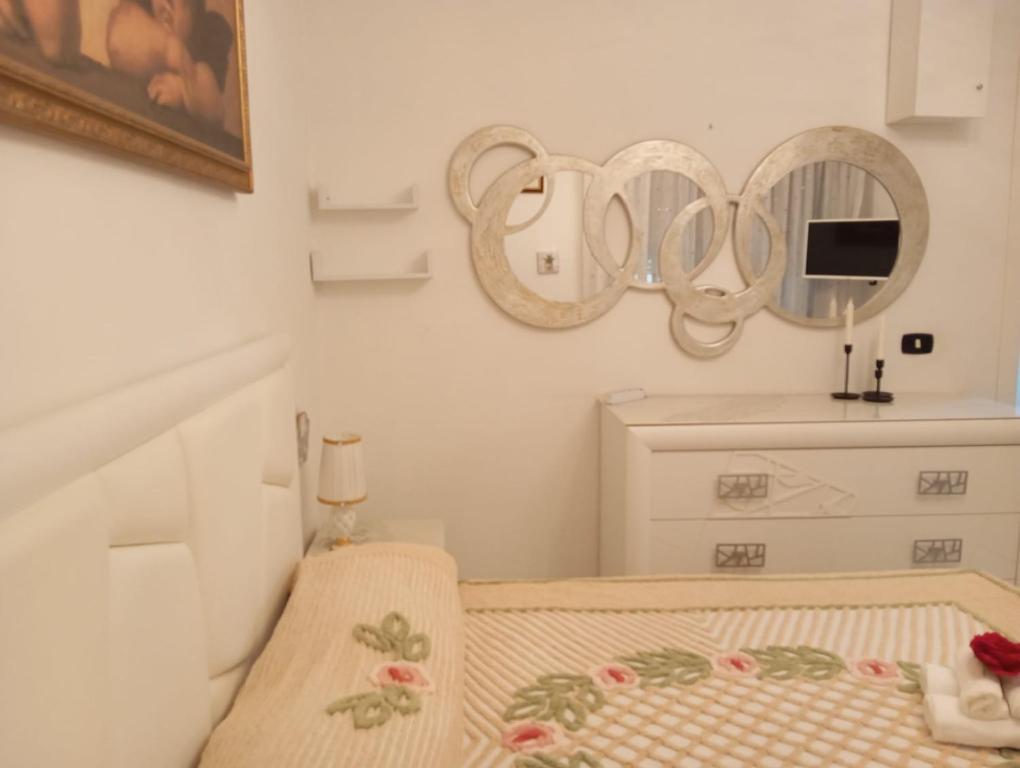 una camera da letto con un letto e specchi sul muro di Cari Dei Home a Napoli