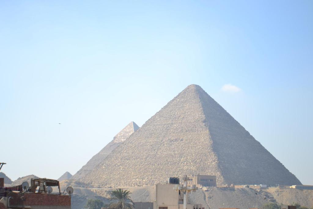 vue des pyramides de giza in cairo dans l'établissement Sami Holiday Inn - pyramids view Rooftop, au Caire