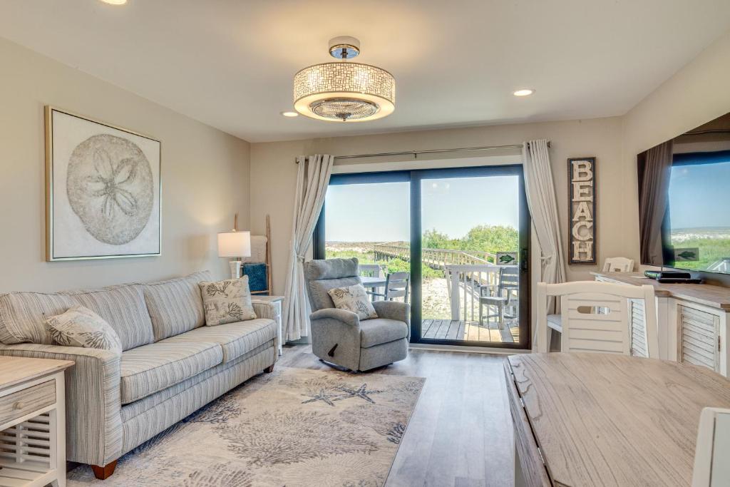 Istumisnurk majutusasutuses St Helena Island Condo with Beach Views and Porch!