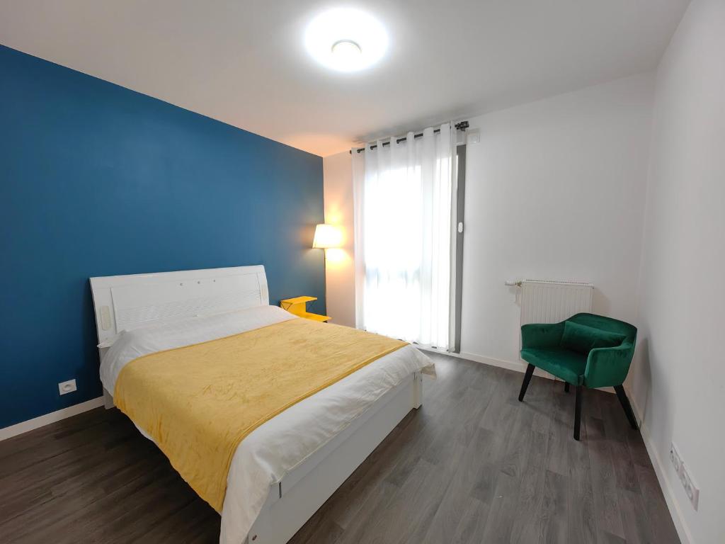 Ein Bett oder Betten in einem Zimmer der Unterkunft sacha&#39;s house ,&agrave; cot&eacute; du RER,val d&#39;europe,Paris-Disney .