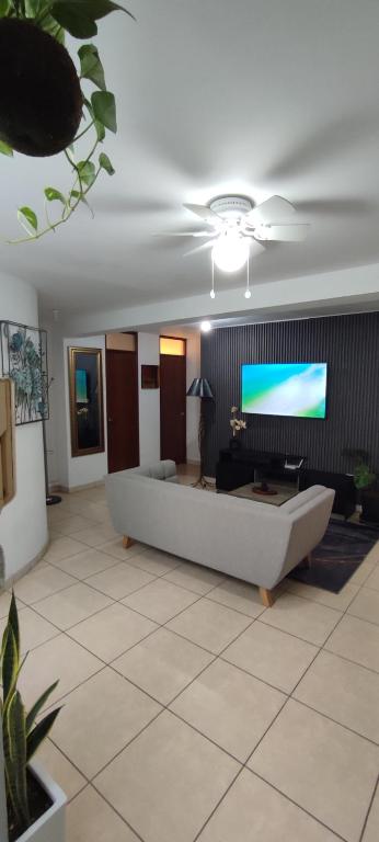 TV a/nebo společenská místnost v ubytování Lima Airport Sumaq Home
