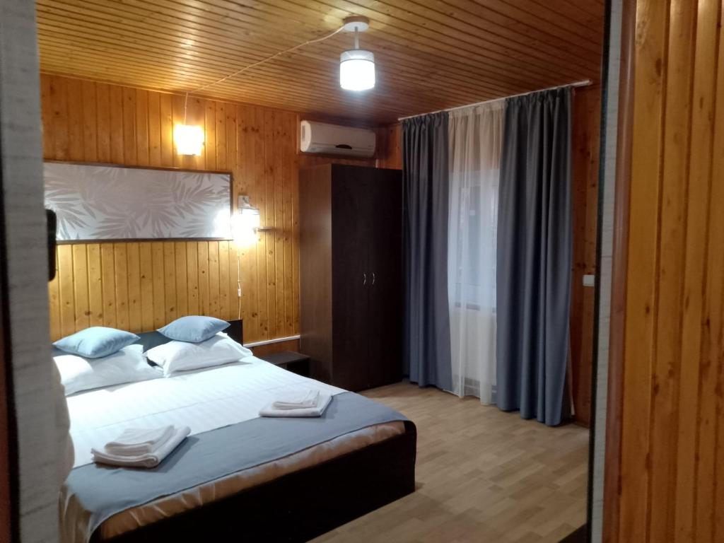 Postel nebo postele na pokoji v ubytování Pensiunea Solinia