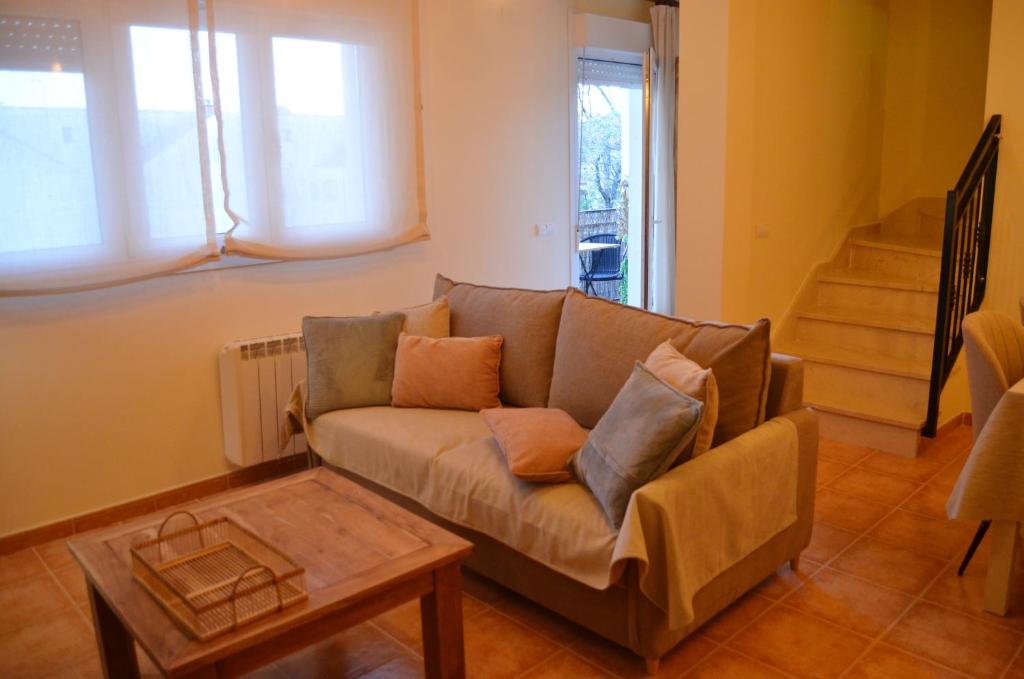uma sala de estar com um sofá e uma mesa em Ojaranzo em Candeleda