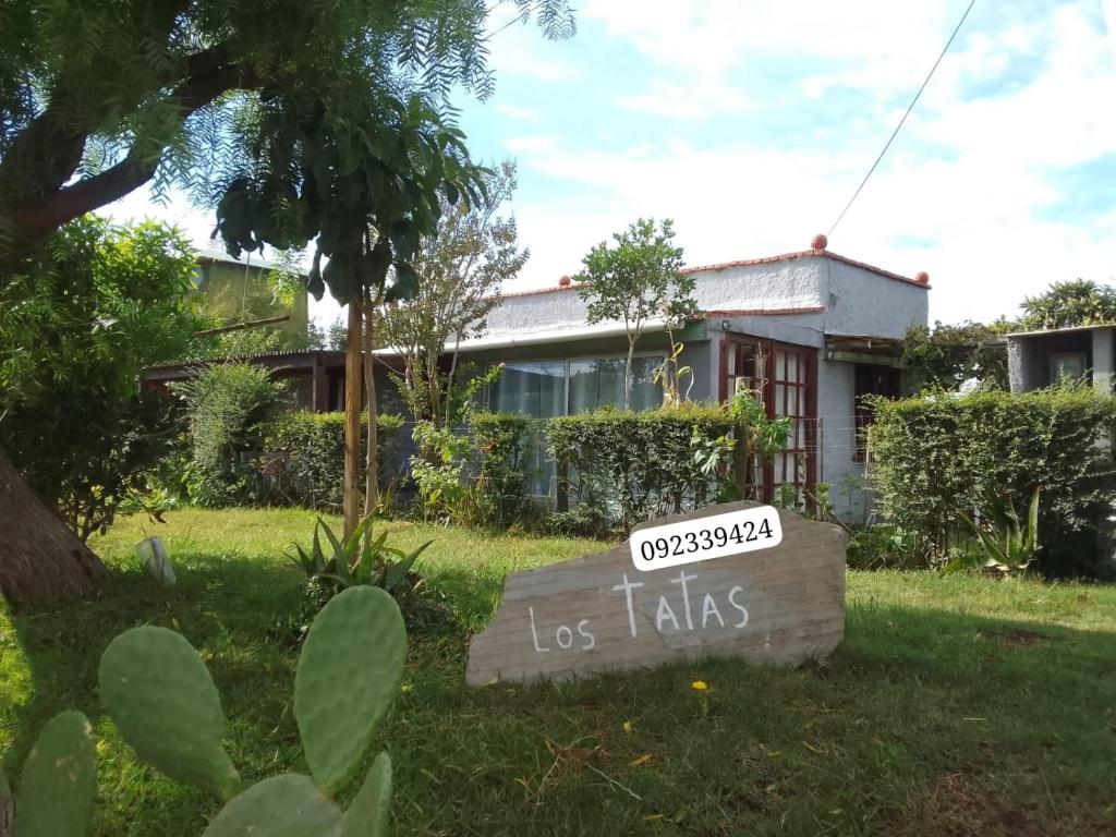 Manantiales的住宿－Los Tatas，房屋院子的标志