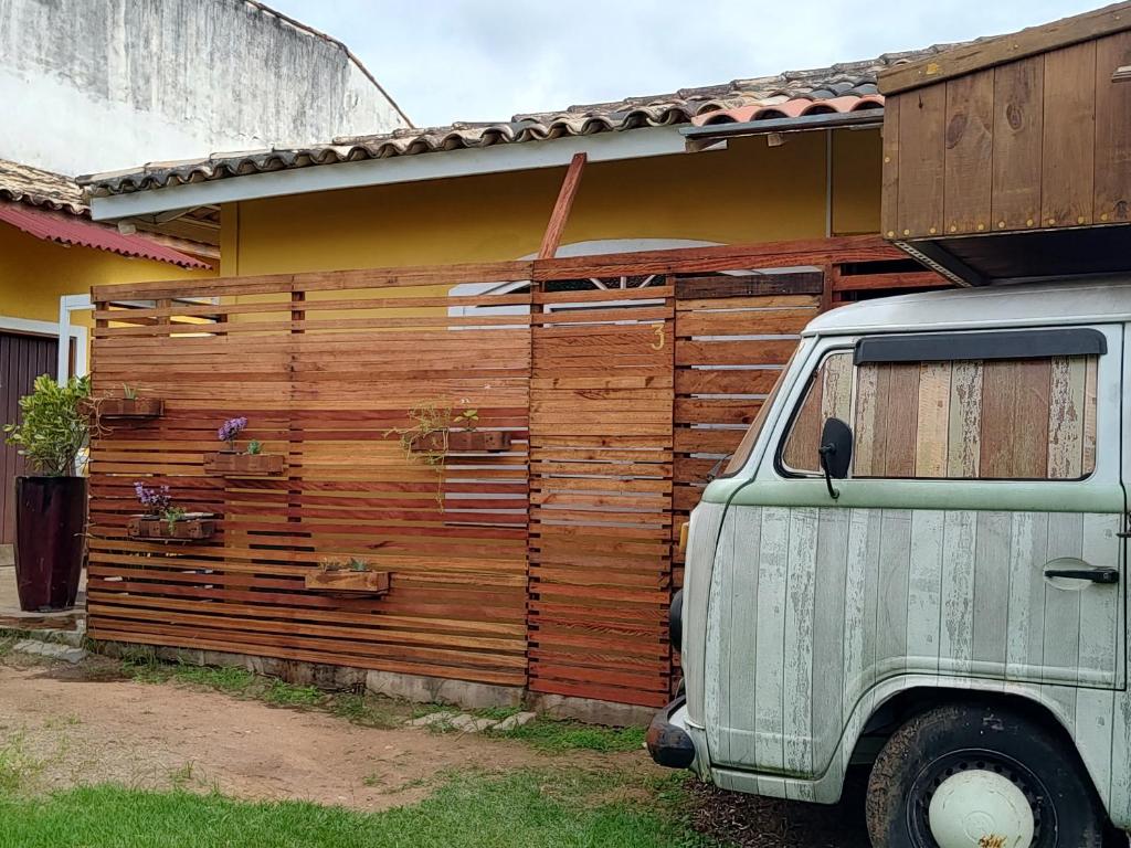 ein LKW, der vor einem Holzzaun parkt in der Unterkunft Suíte privativa acesso rápido 5 minuto balsa in Ilhabela