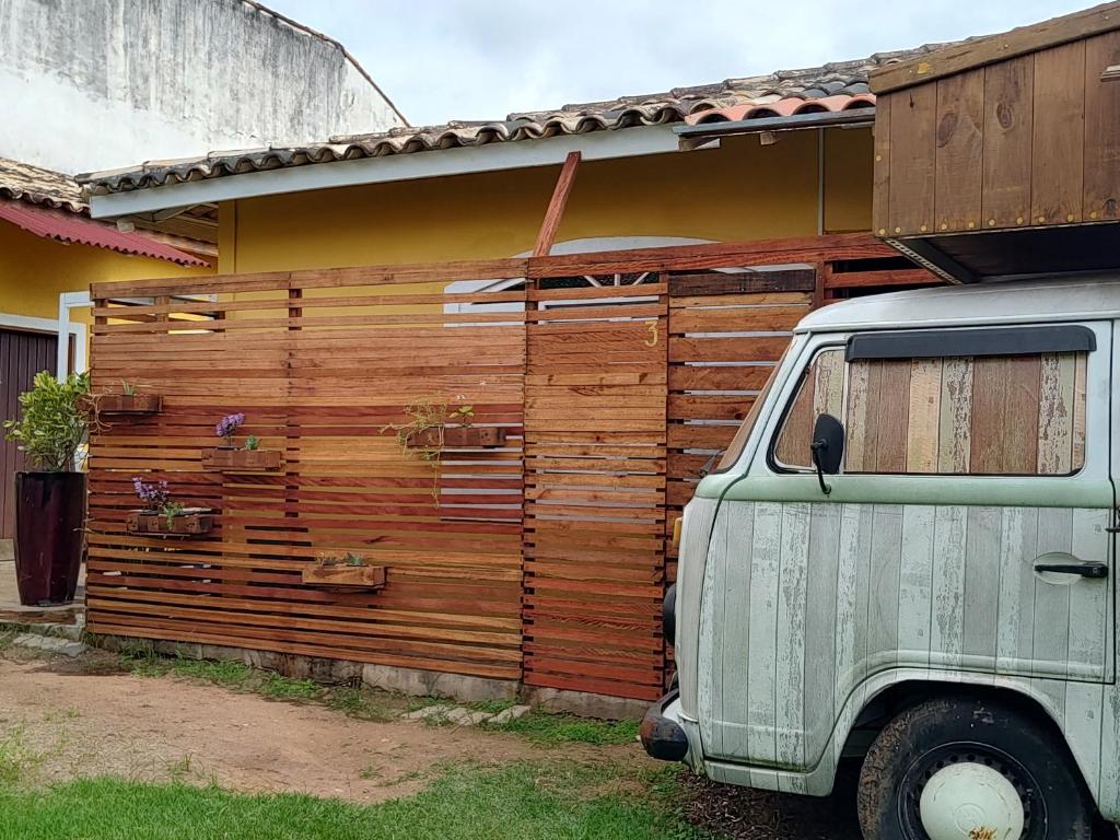 un camion parcheggiato davanti a una recinzione di legno di Suíte privativa acesso rápido 5 minuto balsa a Ilhabela