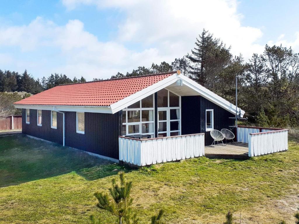 クリムトラにあるHoliday Home Ajs Møllsの赤屋根の青い家