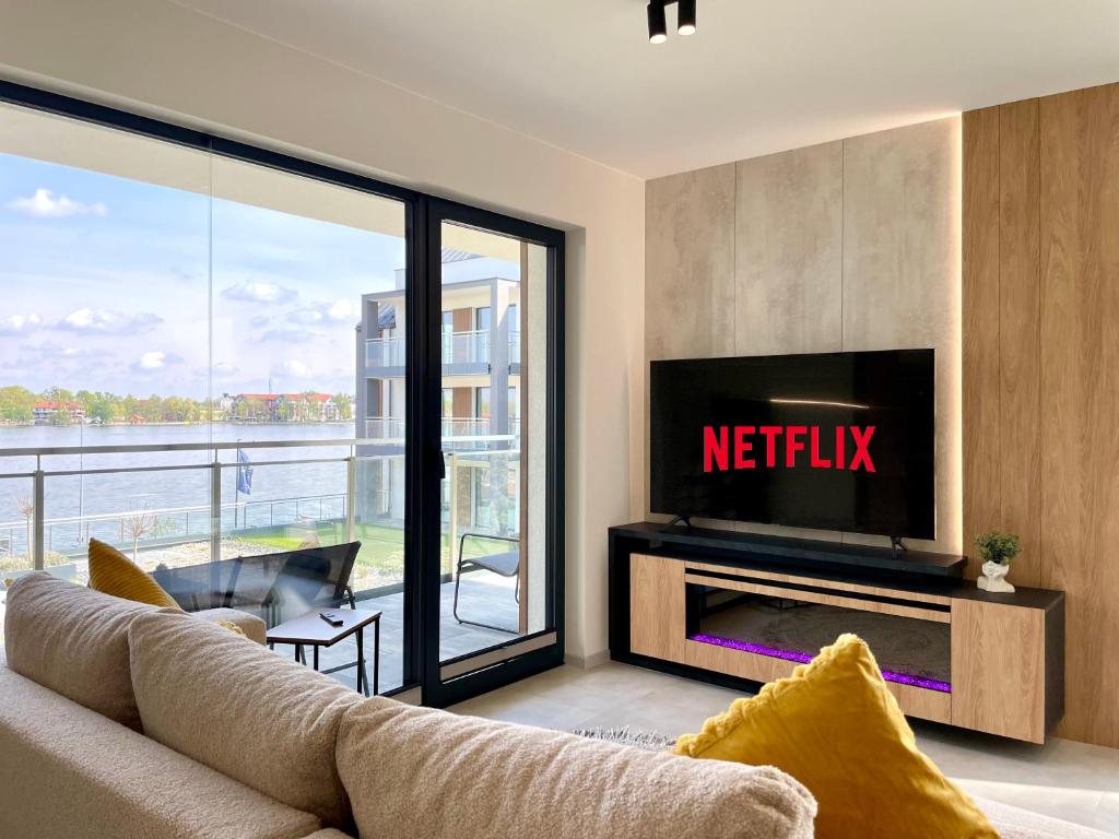 TV o dispositivi per l'intrattenimento presso Apartament HORYZONT z widokiem na Jezioro Drwęckie