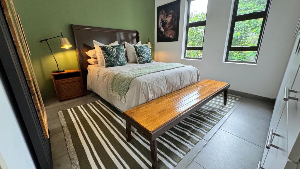 Ένα ή περισσότερα κρεβάτια σε δωμάτιο στο Luxury Apartment St Lucia 43 On the Bridge