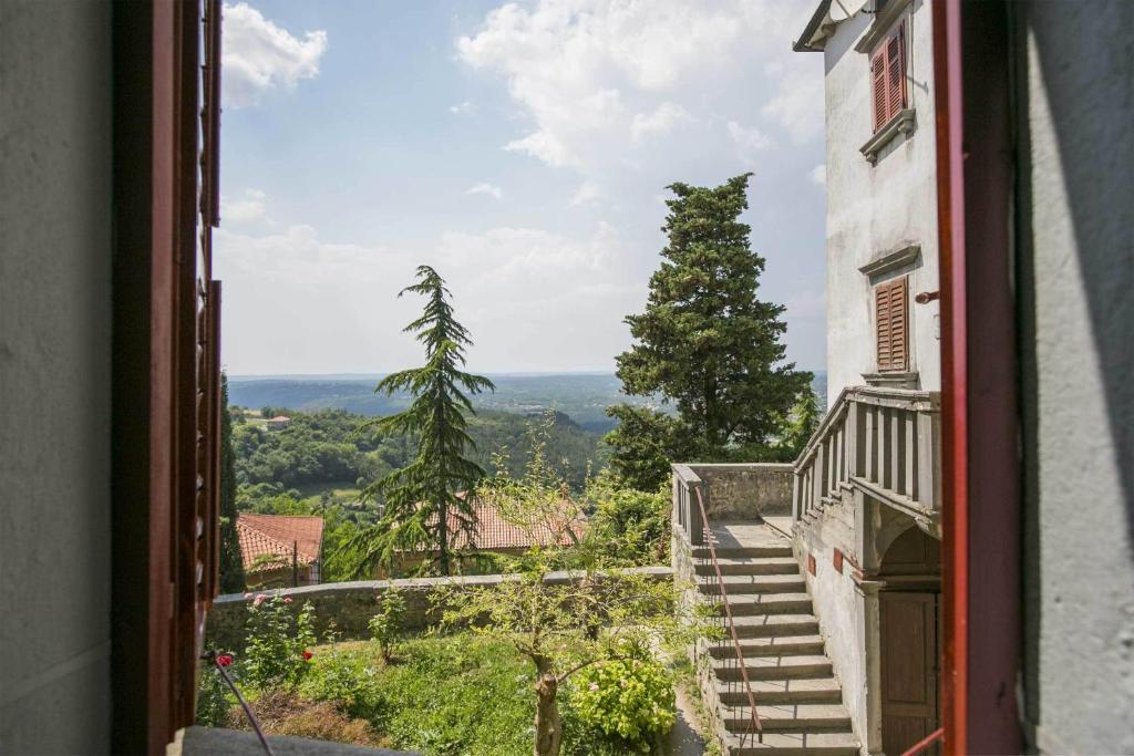 einen Blick aus einem offenen Fenster eines Gebäudes in der Unterkunft Nick's Old Town Apartment in Labin