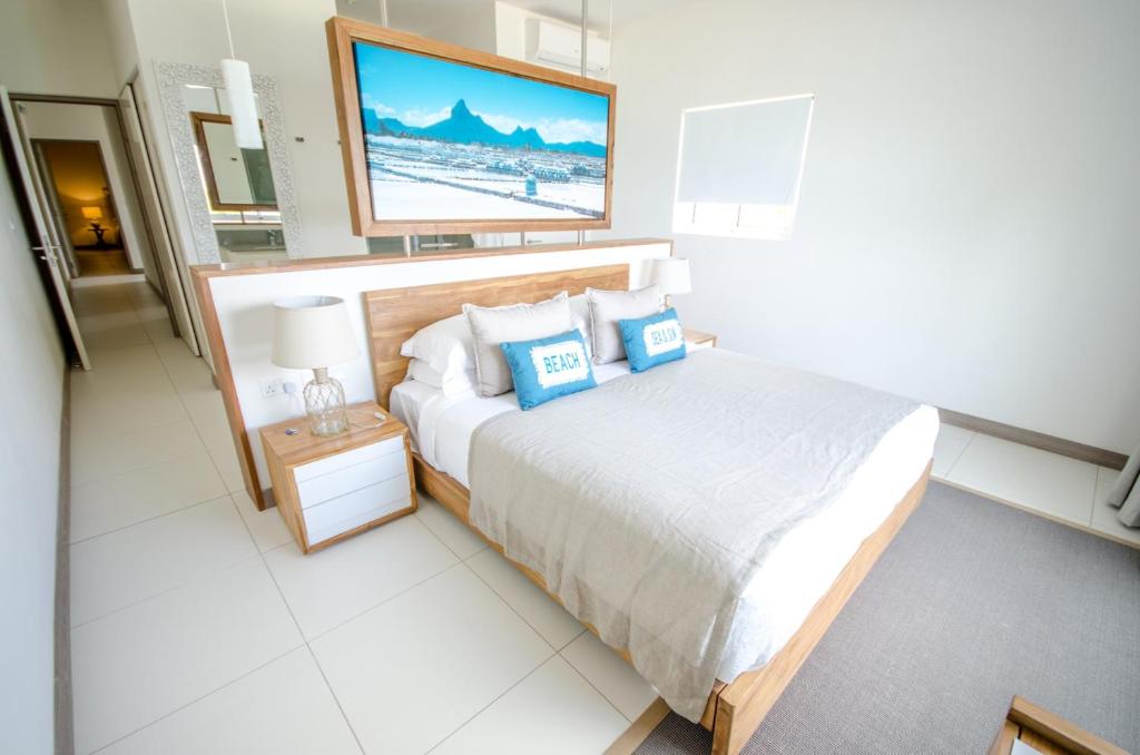 Postel nebo postele na pokoji v ubytování L'Escale 3 bedrooms Sea View and Beachfront Suite by Dream Escapes